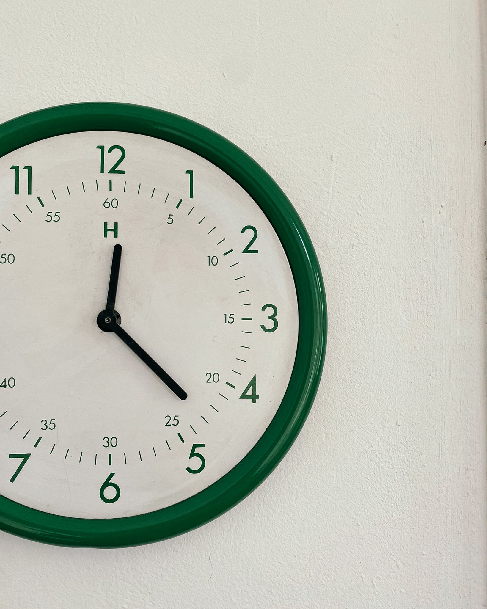 grüne Wanduhr