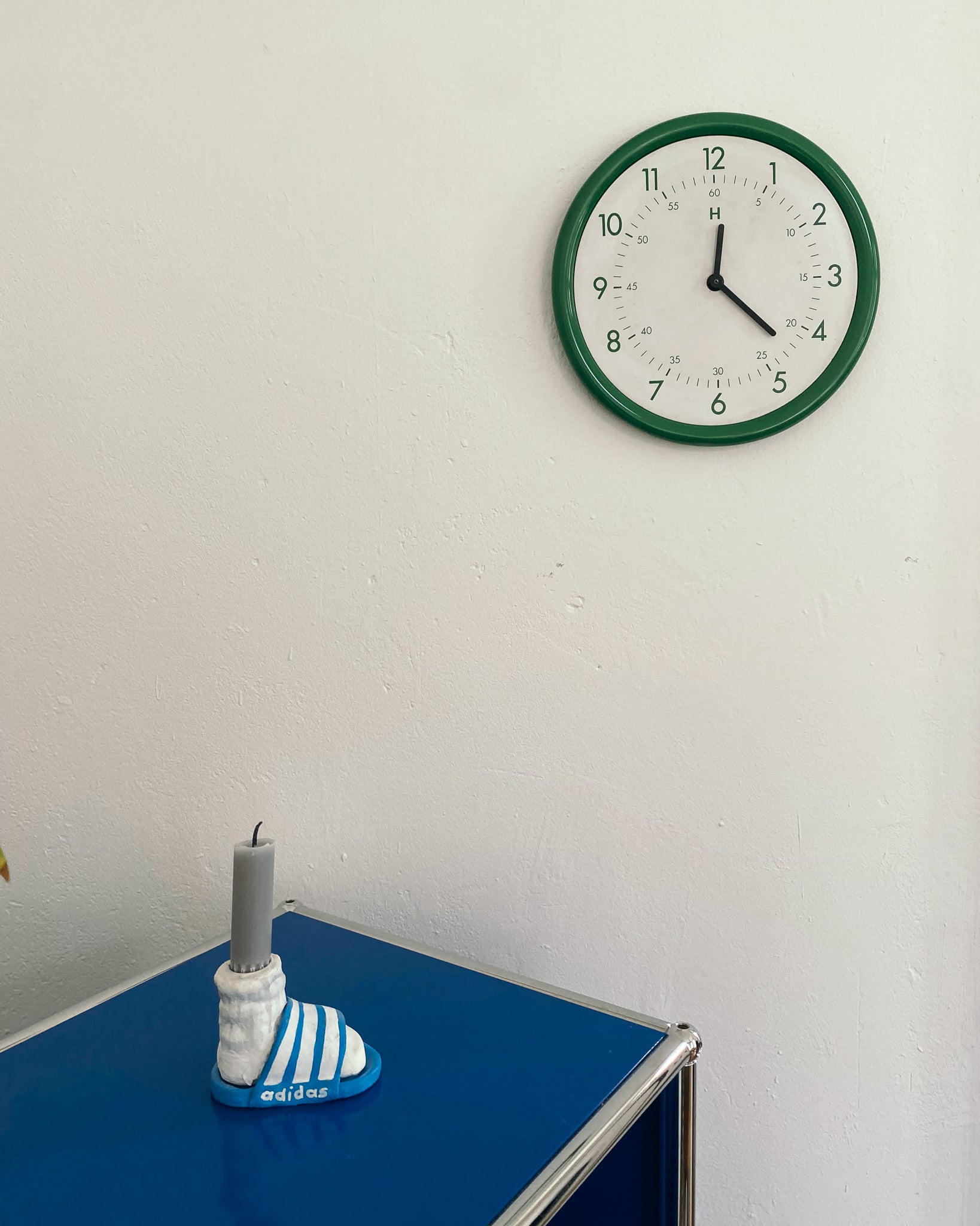 grüne Wanduhr