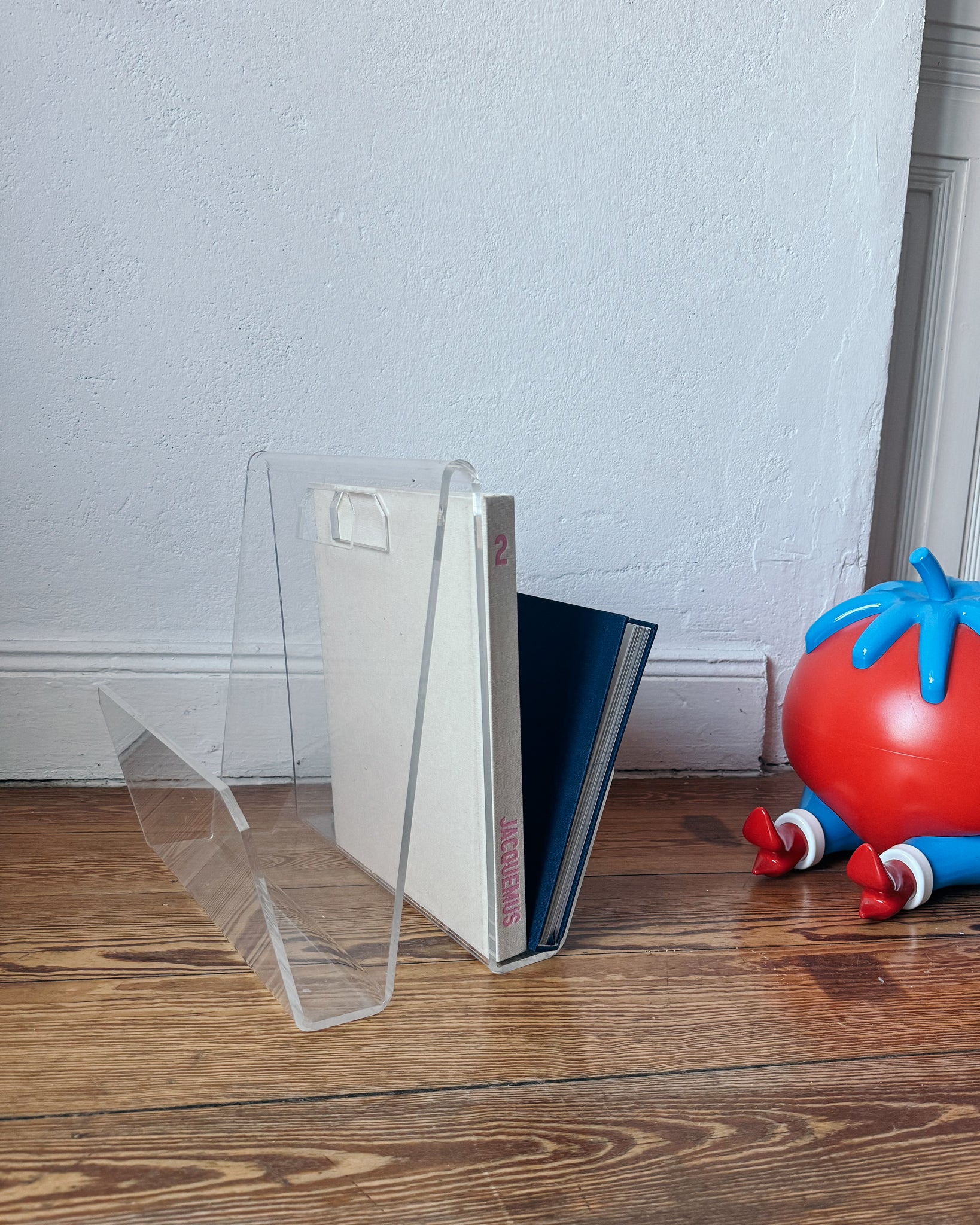 Zeitungsständer aus Plexiglas