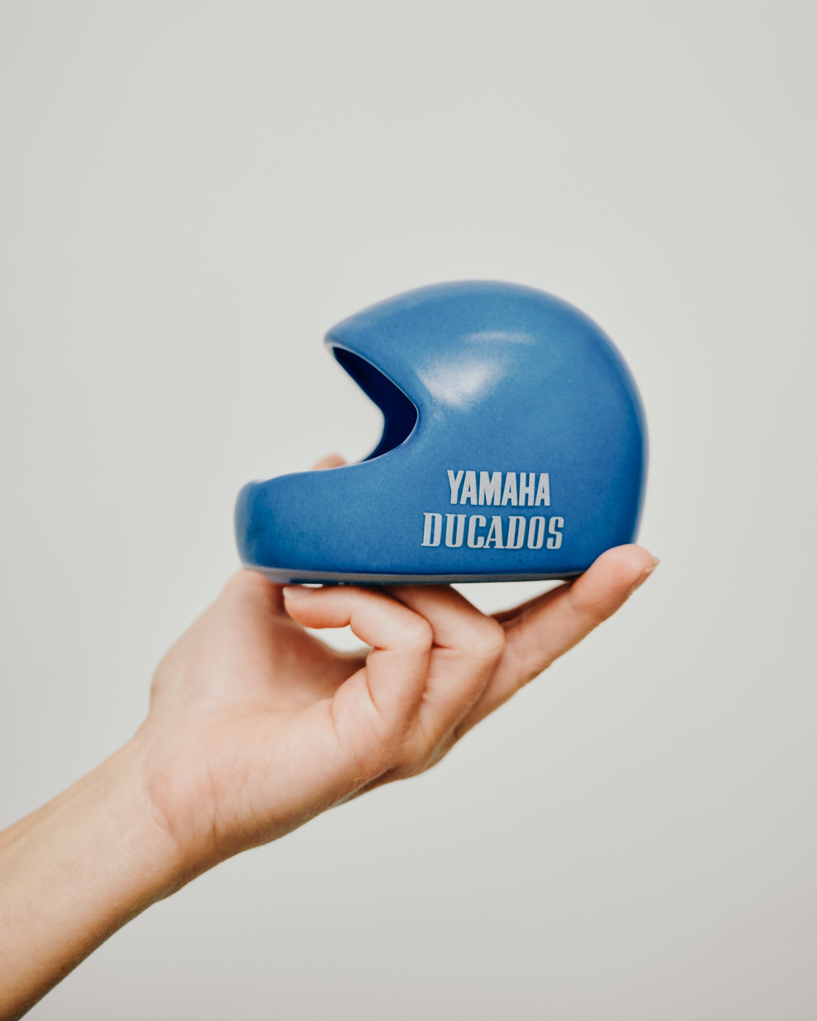 Yamaha Ducados Motorradhelm Aschenbecher