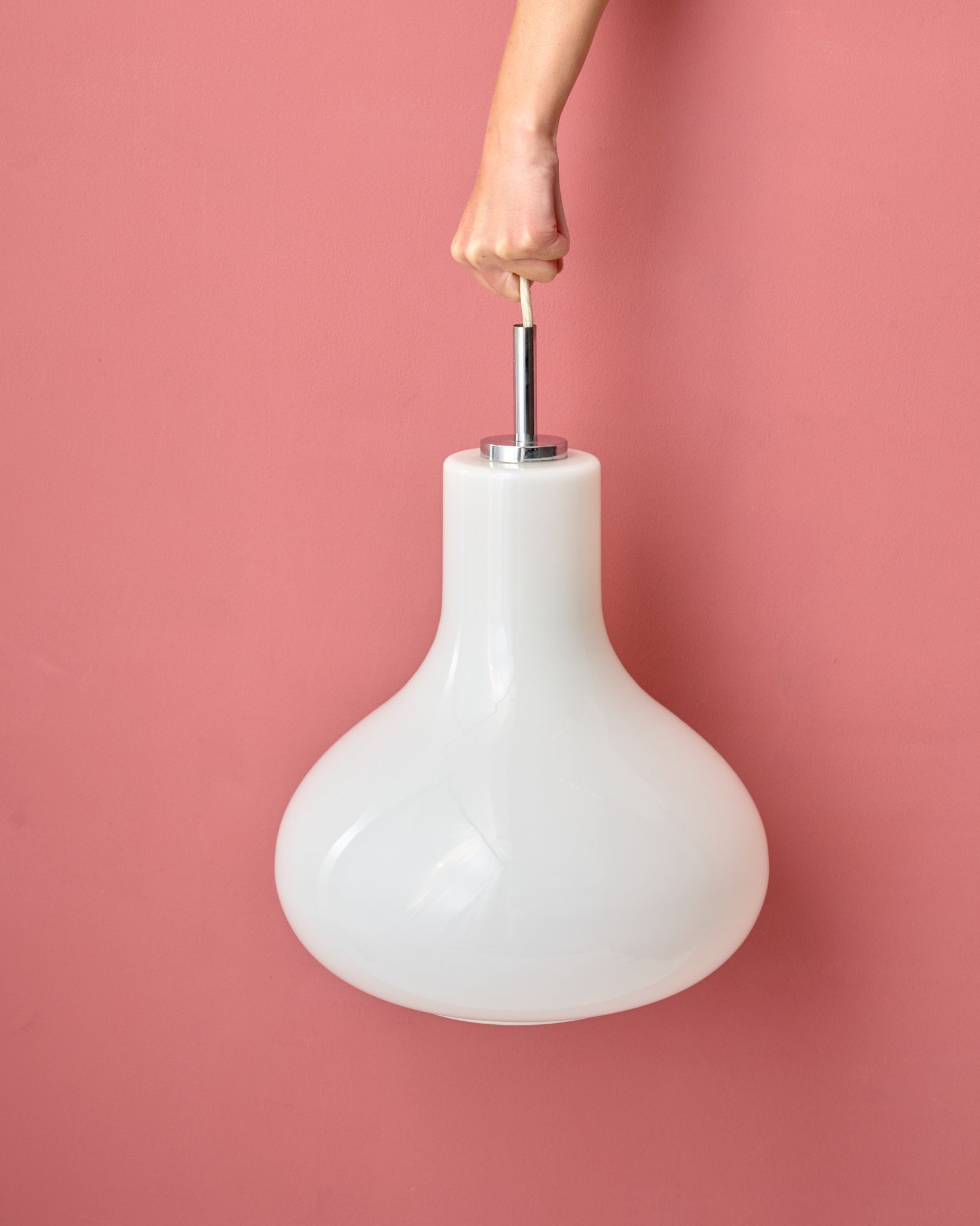 Space Age Hängelampe aus Opalglas mit Chromdetails