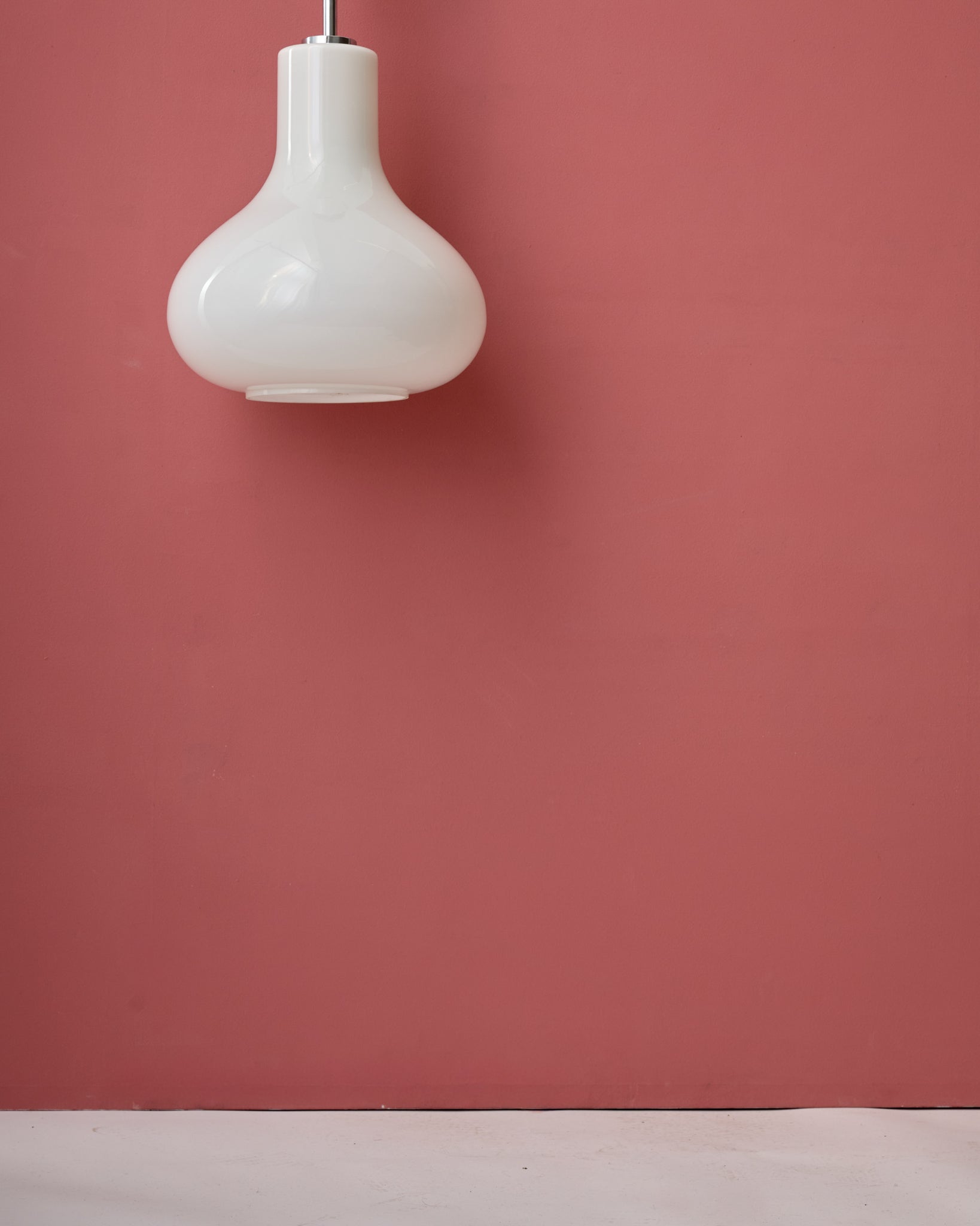 Space Age Hängelampe aus Opalglas mit Chromdetails