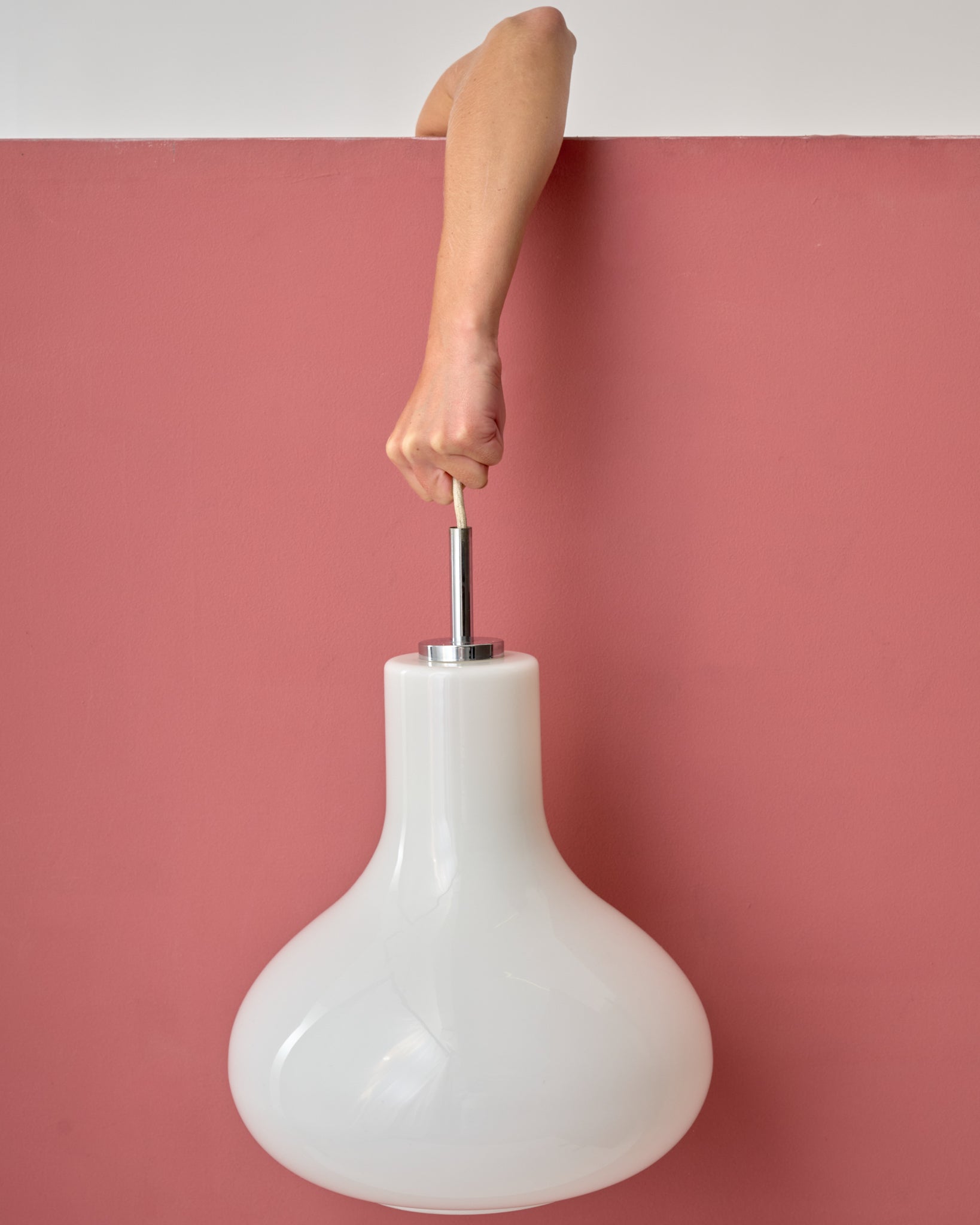 Space Age Hängelampe aus Opalglas mit Chromdetails