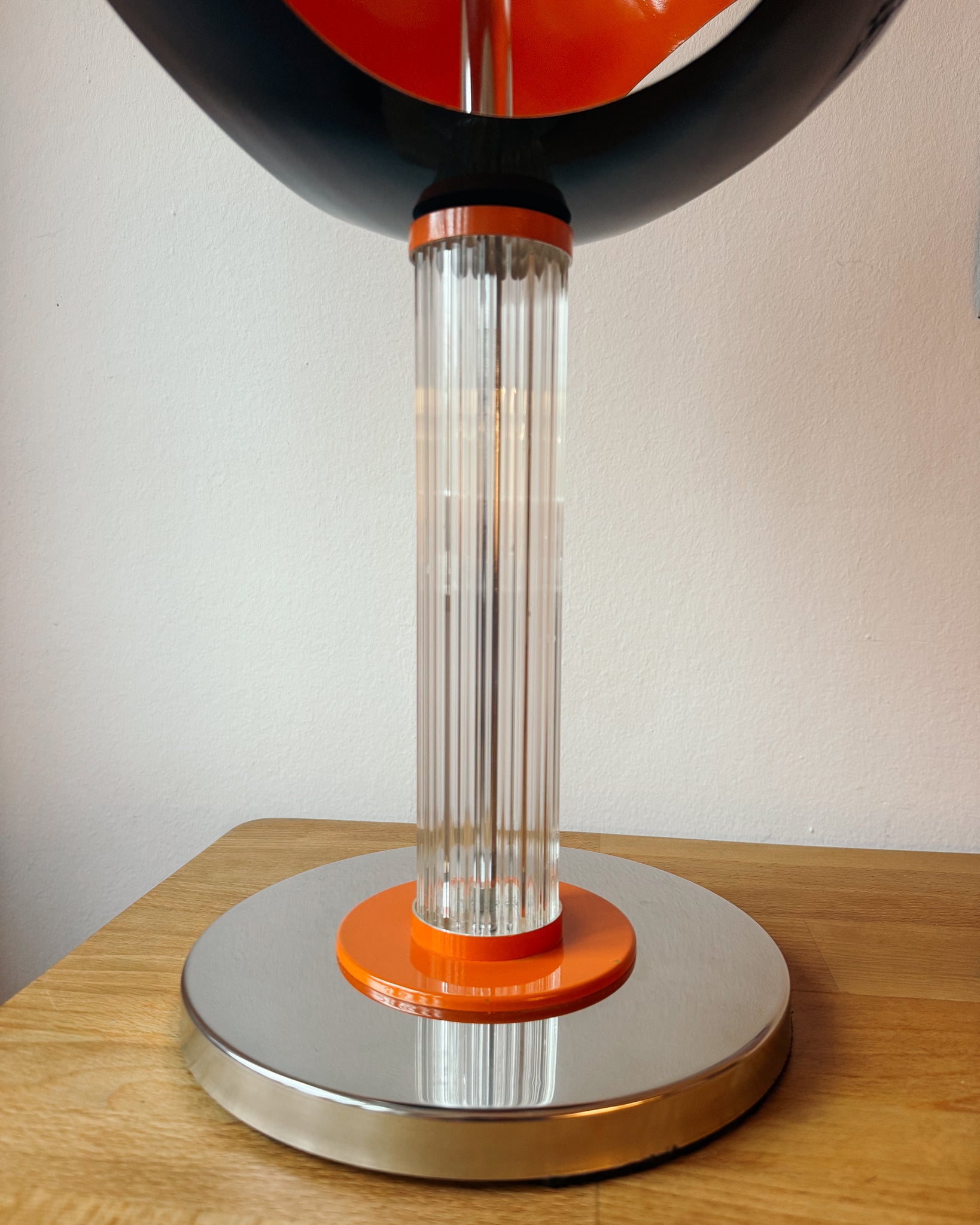 Space Age Tischlampe mit Acrylfuß aus den 1970er Jahren