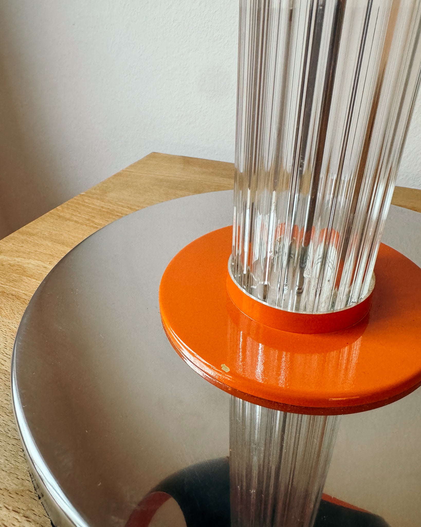 Space Age Tischlampe mit Acrylfuß aus den 1970er Jahren