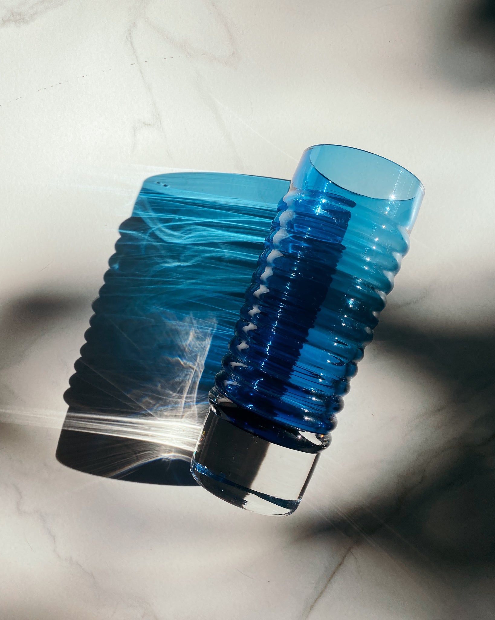 blaue Vase aus Glas