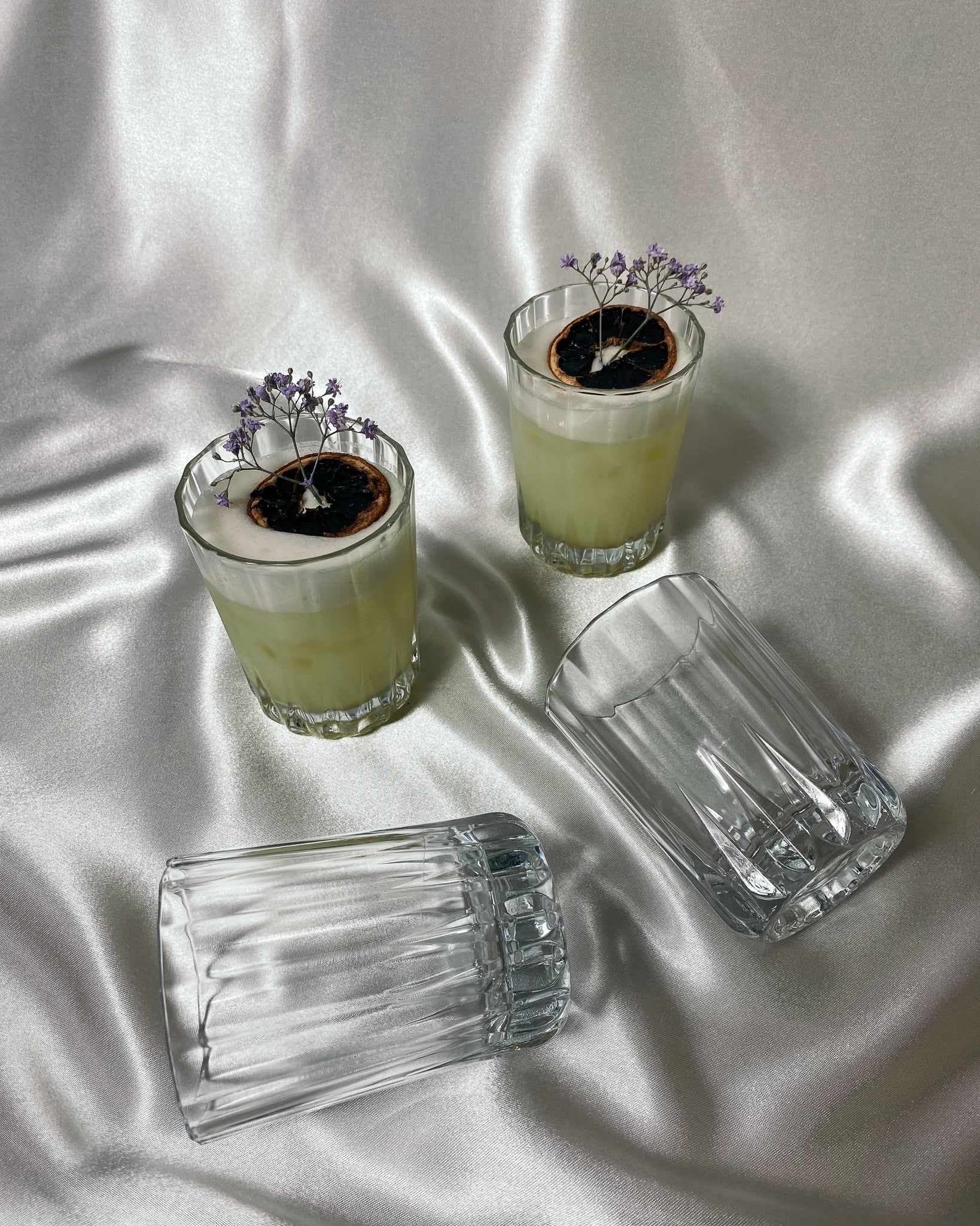 Geschenkbox: 4 vintage Cocktailgläser mit Gin