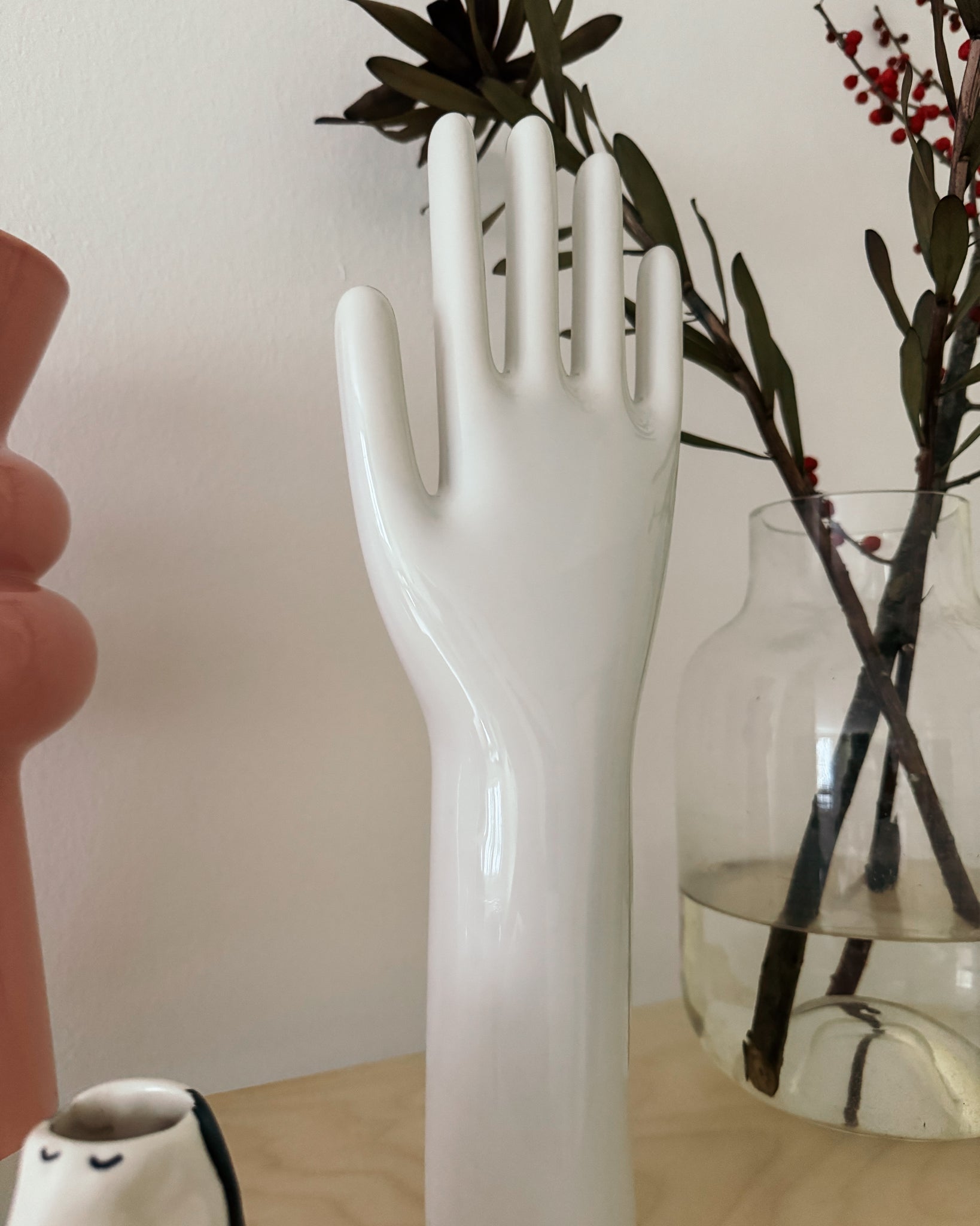 große Hand aus Porzellan