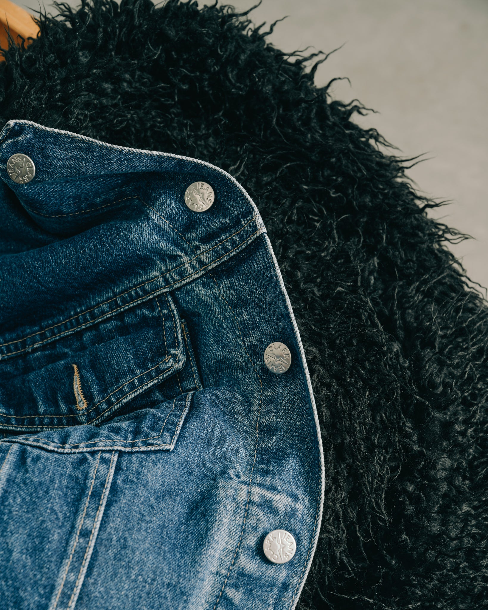 Jeansjacke mit Fell