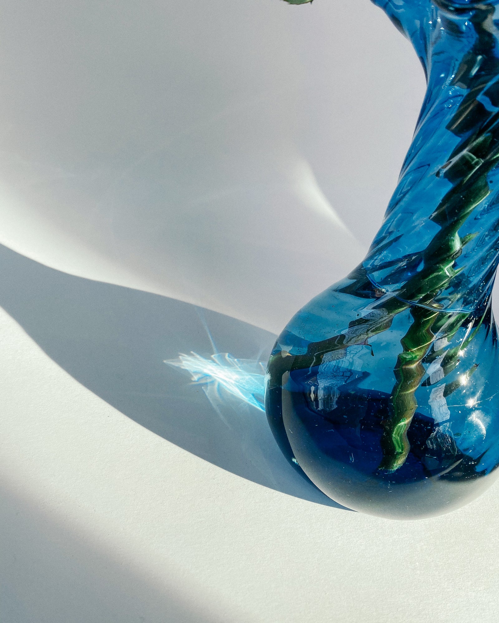 Blaue Vase aus Glas – Some Souvenirs