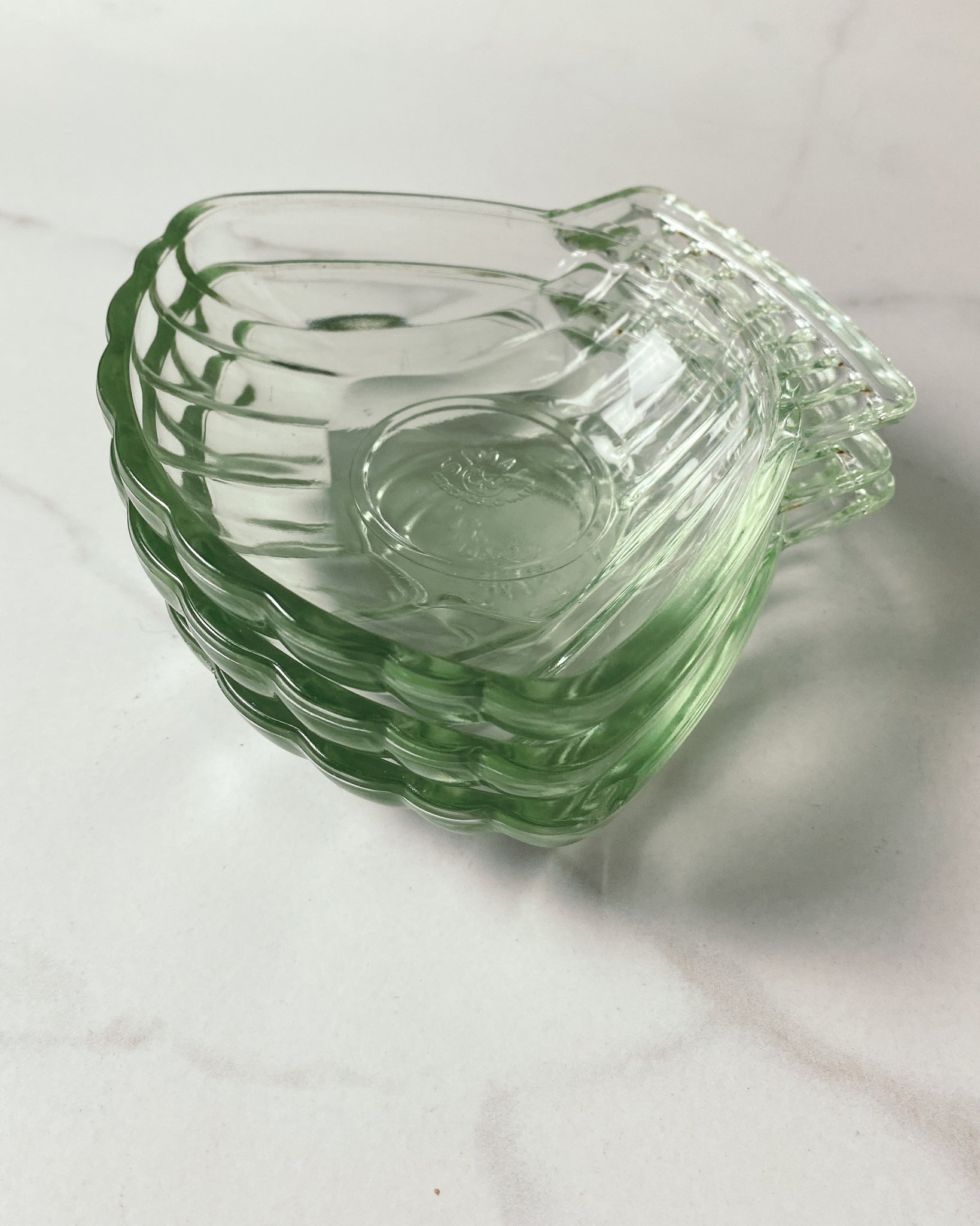 neonfarbene Muschelschalen aus Glas