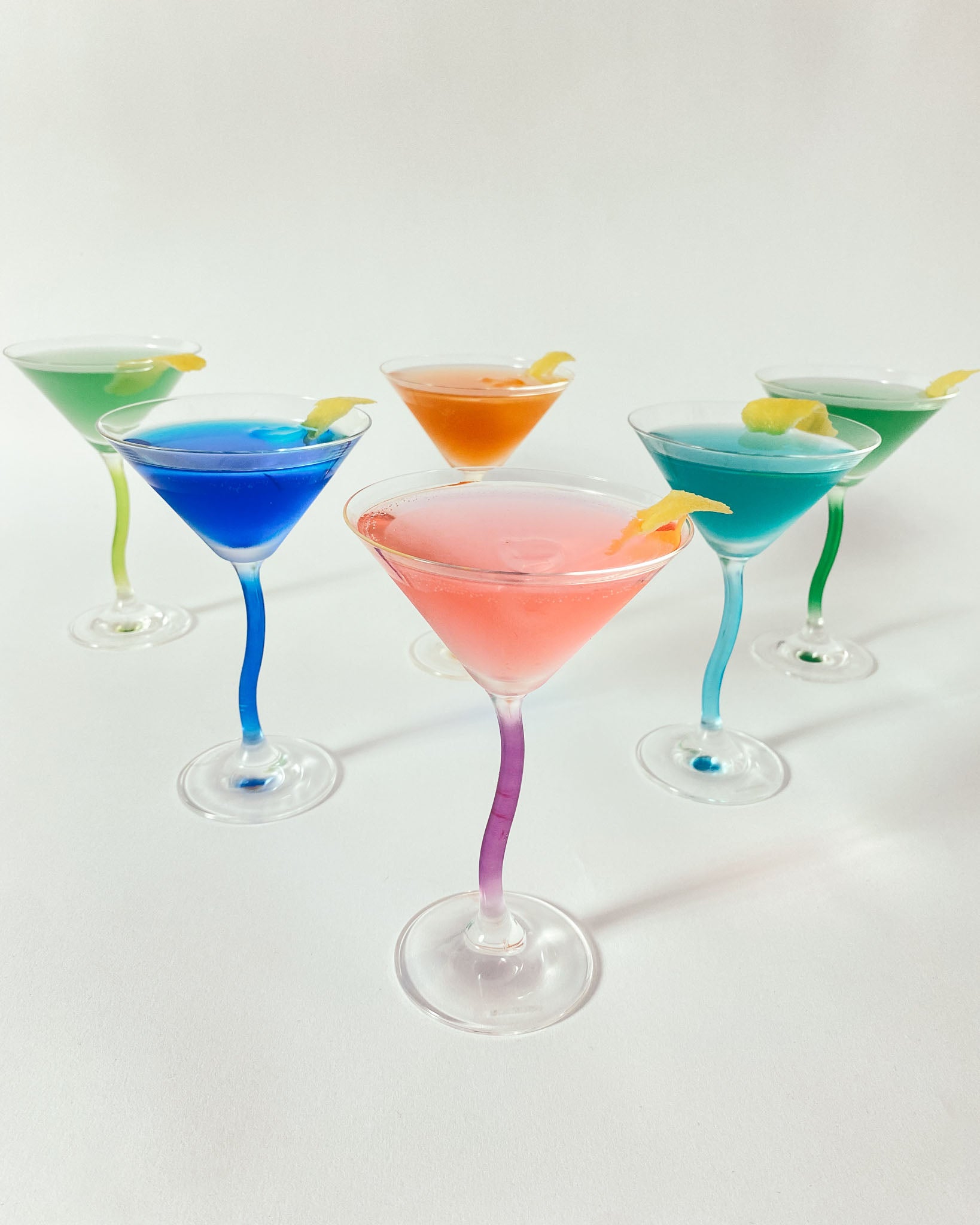 Martini-Gläser mit buntem Stiel