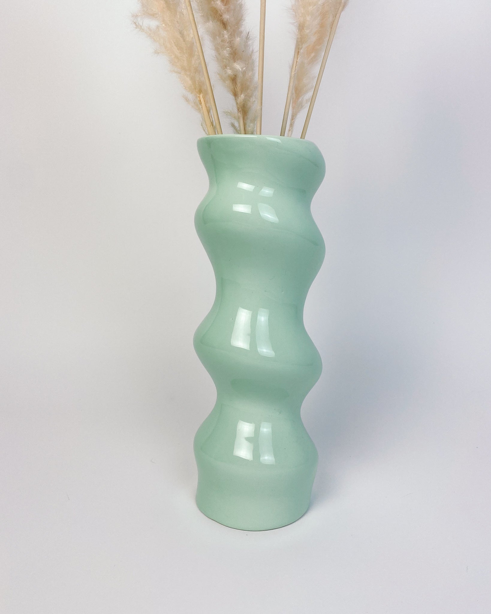 hohe geschwungene Vase