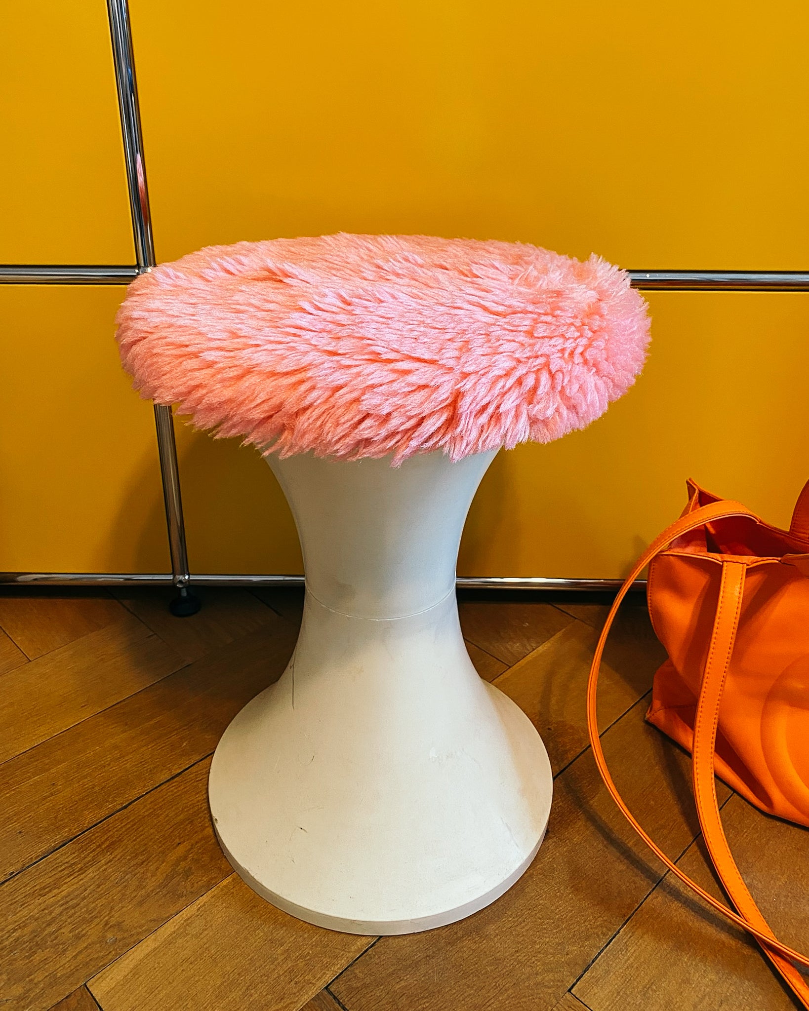 70er Hocker mit rosa Plüsch Sitz