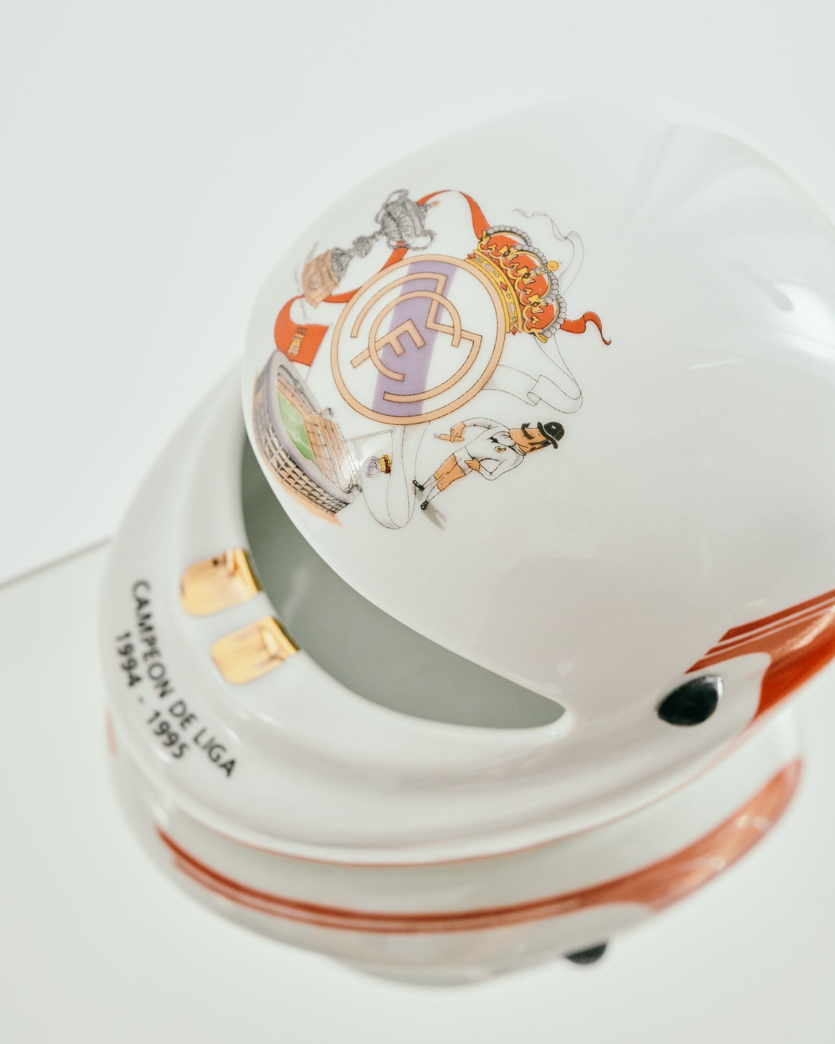 großer Helm Aschenbecher